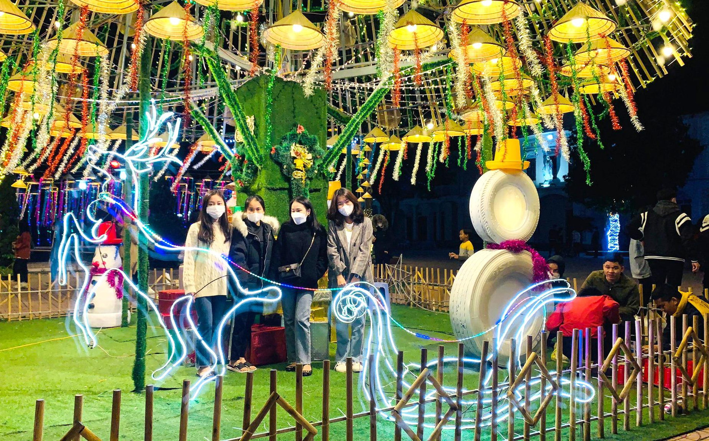 Với cây thông vô cùng ấn tượng, nơi đây trở thành điểm check-in lý tưởng cho các bạn trẻ.