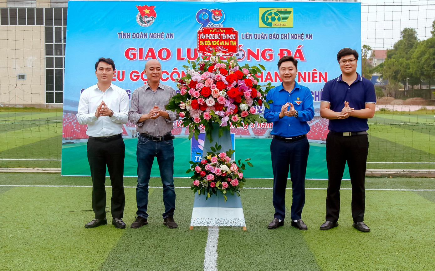 Báo Tiền Phong tặng hoa chúc mừng Tỉnh đoàn Nghệ An nhân kỷ niệm 90 năm Ngày thành lập Đoàn TNCS Hồ Chí Minh. Báo Tiền Phong tặng hoa chúc mừng Tỉnh đoàn Nghệ An nhân kỷ niệm 90 năm Ngày thành lập Đoàn TNCS Hồ Chí Minh.