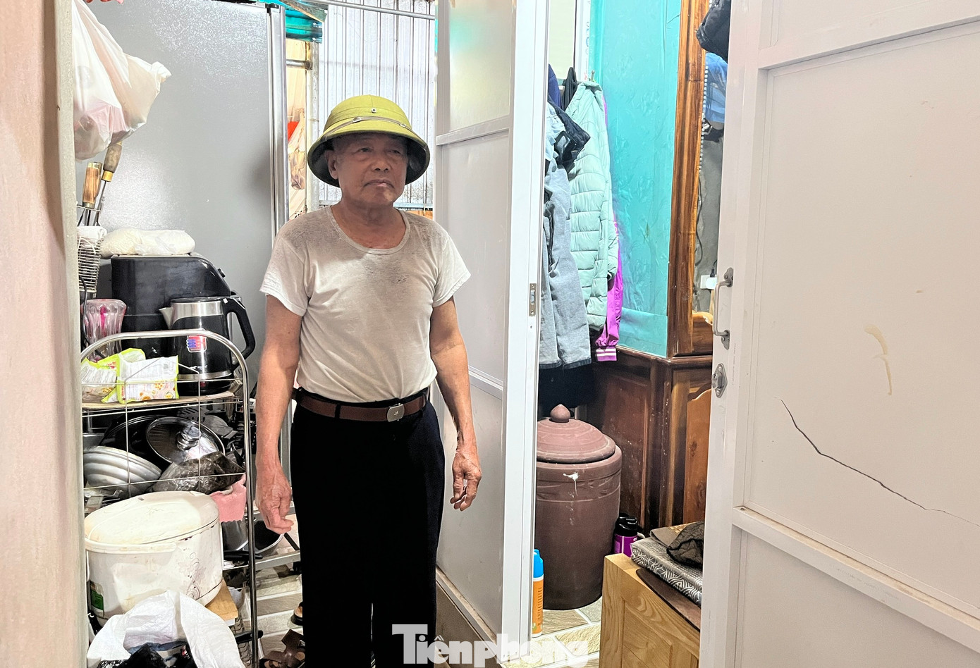 Nhiều gia đình ở xóm Bắc Ninh phải sống chật vật, 3-4 thế hệ ở trong một căn nhà cũ, xuống cấp.