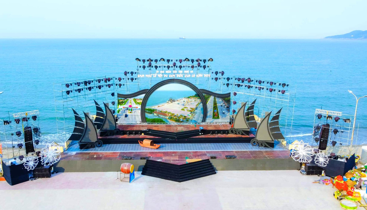 Chiều 7/4, các khâu chuẩn bị cho đêm khai hội du lịch biển Cửa Lò năm 2022 ở thị xã Cửa Lò (Nghệ An) cơ bản hoàn tất. Đêm khai mạc sẽ chính thức diễn ra vào tối 8/4 tại Quảng trường Bình Minh.