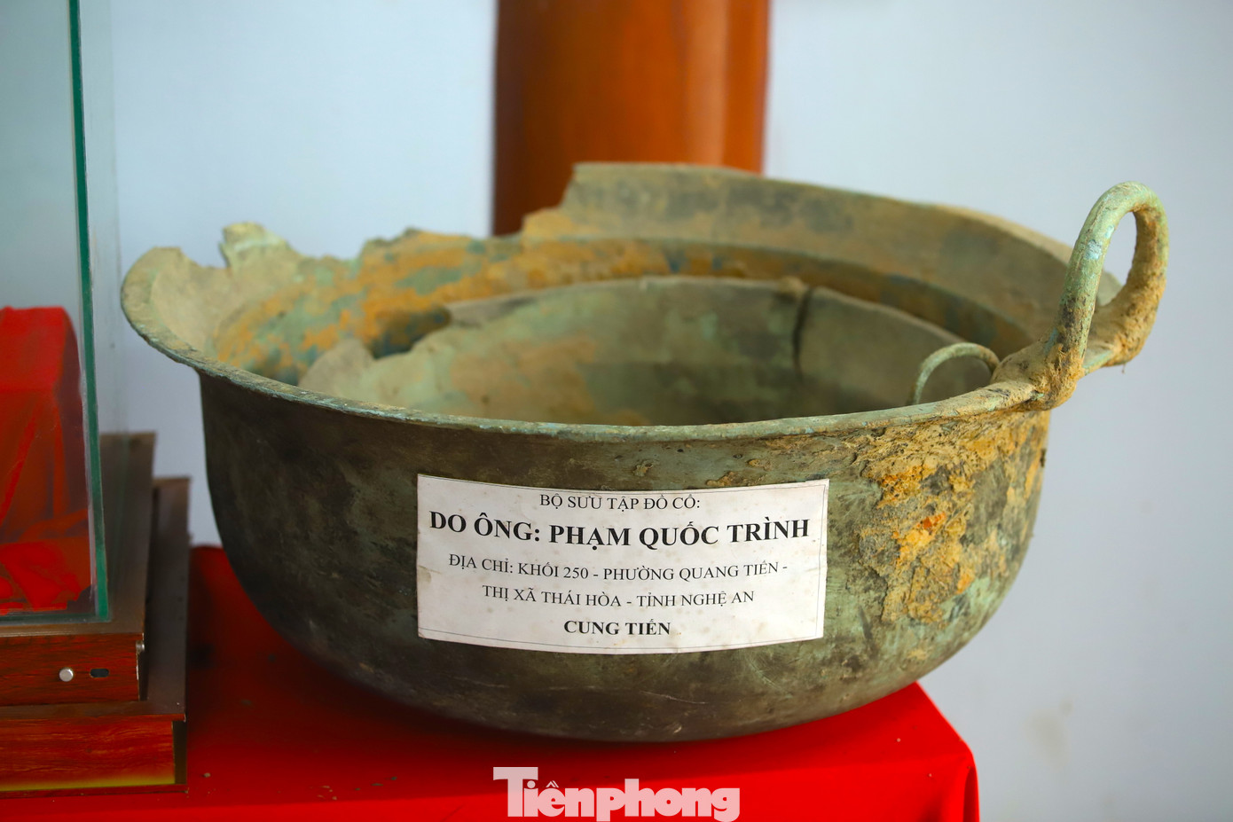 Trong số những hiện vật đồng thu được ở làng Vạc, đáng chú ý nhất là 5 chiếc trống đồng và hàng nghìn hiện vật như rìu đồng, đồ trang sức, tượng người, tượng voi, ngựa… (Ảnh: Rạng Đông).