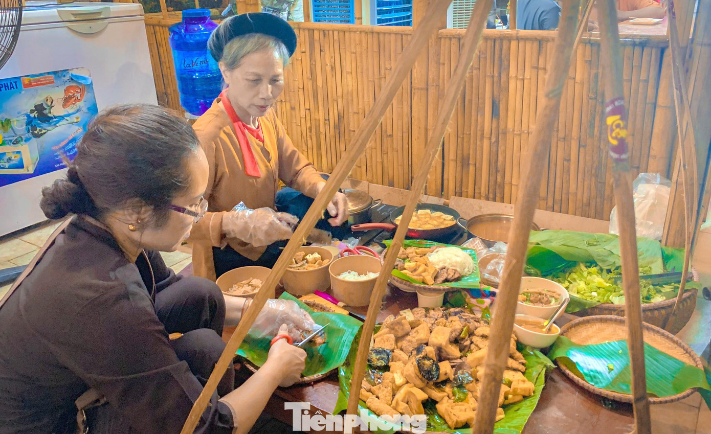 Những sản phẩm đặc sản của Hà Nội như bánh cốm Hàng Than, bánh tôm Hồ Tây, bún Ốc Tây Hồ, cốm Làng Vòng, bánh cuốn Thanh Trì, phở cuốn Ngũ Xá, sữa chua Ba Vì...giới thiệu tới thực khách thành phố Vinh.