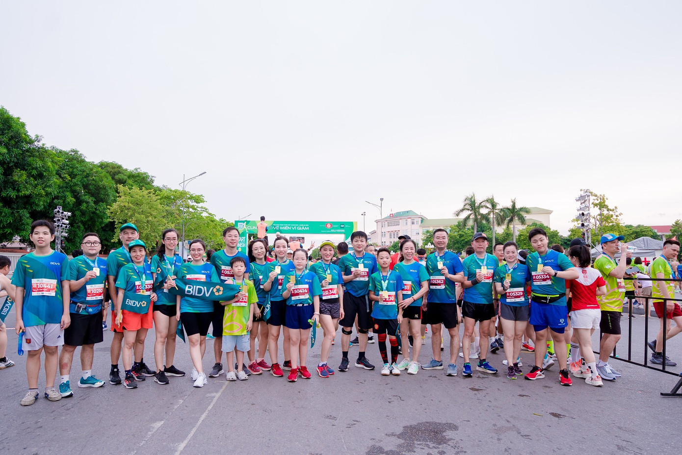 Các vận động viên nỗ lực hoàn thành đường chạy nhận huy chương về đích. Các vận động viên nỗ lực hoàn thành đường chạy nhận huy chương về đích.