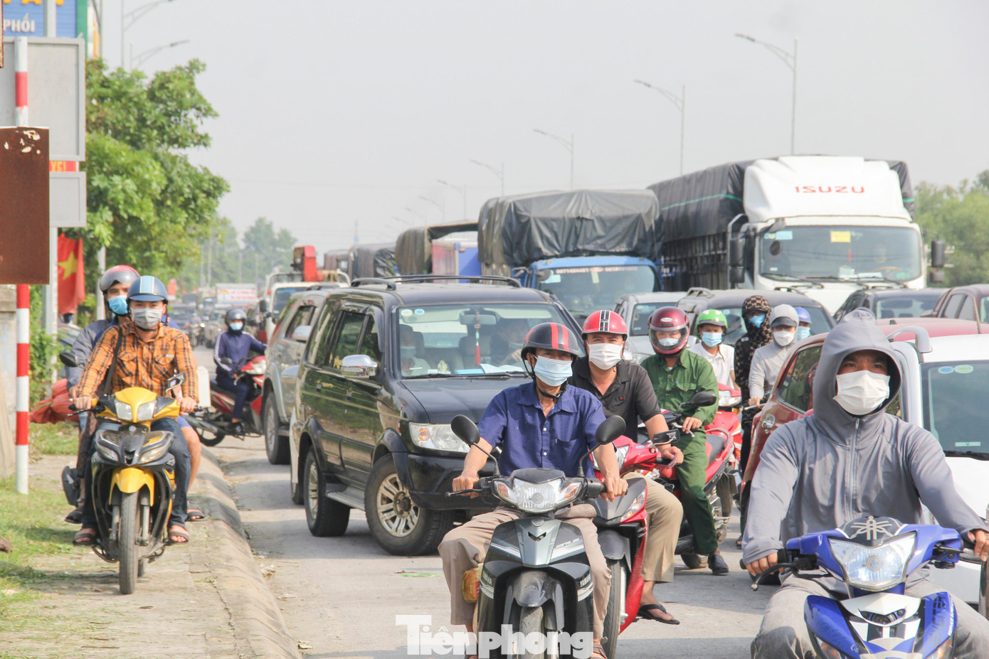 Ngày đầu tiên, thành phố Vinh chuyển từ Chỉ thị 16 xuống Chỉ thị 15, trên khắp các cung đường vào thành phố đông nghịt người tham gia giao thông. Ngày đầu tiên, thành phố Vinh chuyển từ Chỉ thị 16 xuống Chỉ thị 15, trên khắp các cung đường vào thành phố đông nghịt người tham gia giao thông.