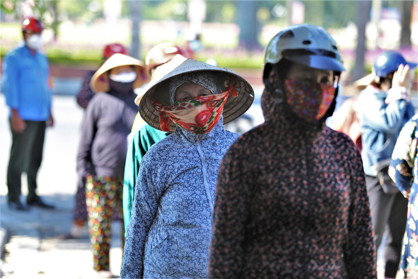 Từ sáng sớm, người dân thành phố Vinh (Nghệ An) đã có mặt tại các chợ để mua sắm thực phẩm. Đây là giải pháp mà chính quyền thành phố Vinh áp dụng để giải quyết vấn đề lương thực thực phẩm cho người dân trong những ngày cách ly xã hội theo Chỉ thị 16 của Thủ tướng Chính phủ.