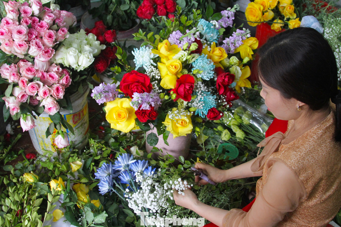 Chủ shop hoa tươi Việt Hằng (đường Nguyễn Phong Sắc, TP. Vinh, Nghệ An) chia sẻ, dịp lễ 8/3 năm nay cửa hàng nhập về hơn 2 vạn bông hoa các loại. Năm nay hoa tươi đắt nên giá bán cao hơn thường ngày.