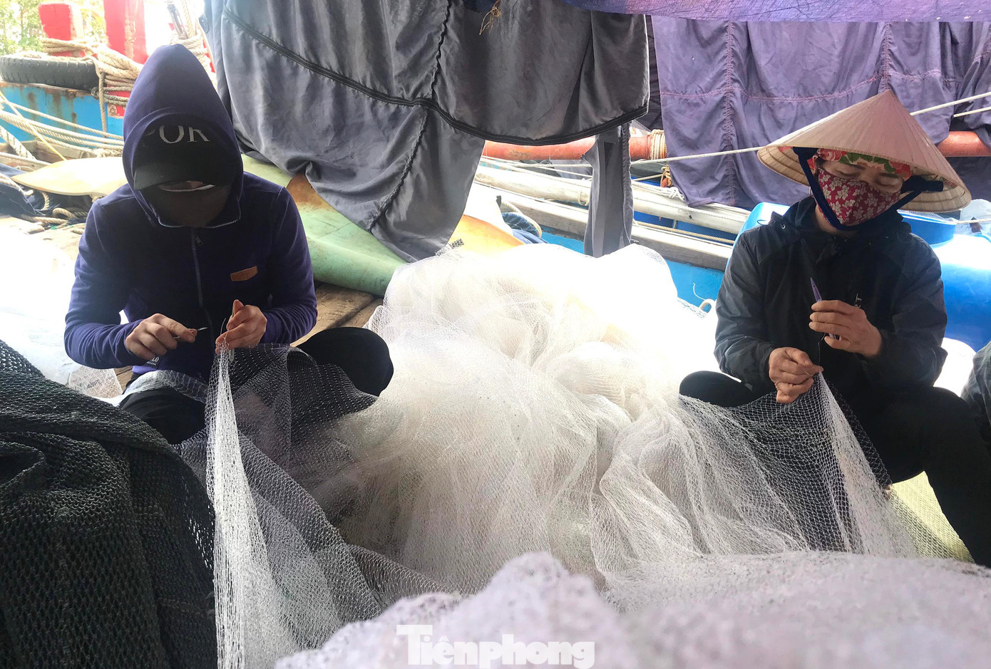 Ông Nguyễn Xuân Dinh - Phó Chủ tịch UBND huyện Quỳnh Lưu cho biết, hiện nay số lượng tàu đánh cá trên địa bàn giảm chỉ còn chưa tới 1.000 tàu. Nghề đánh bắt hải sản những năm gần đây gặp khó khăn, nhiều lao động trẻ chuyển đổi ngành nghề hoặc đi xuất khẩu lao động do có thu nhập ổn định hơn. Hiện nhiều tàu cá trên địa bàn cũng đã bị ngân hàng siết nợ, hoặc đưa vào nhóm nợ xấu do không trả lãi đúng hạn. Ông Nguyễn Xuân Dinh - Phó Chủ tịch UBND huyện Quỳnh Lưu cho biết, hiện nay số lượng tàu đánh cá trên địa bàn giảm chỉ còn chưa tới 1.000 tàu. Nghề đánh bắt hải sản những năm gần đây gặp khó khăn, nhiều lao động trẻ chuyển đổi ngành nghề hoặc đi xuất khẩu lao động do có thu nhập ổn định hơn. Hiện nhiều tàu cá trên địa bàn cũng đã bị ngân hàng siết nợ, hoặc đưa vào nhóm nợ xấu do không trả lãi đúng hạn.