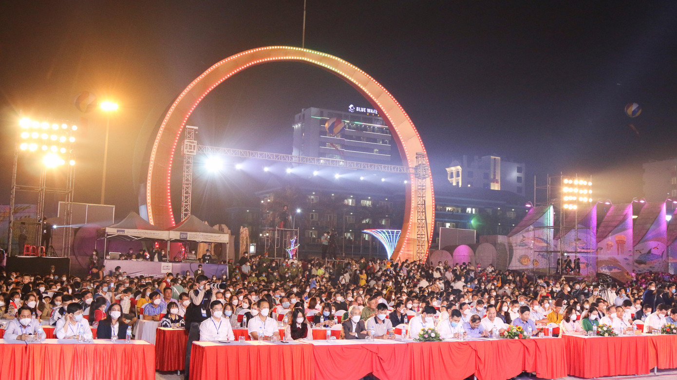 Hàng vạn du khách tham gia Lễ khai mạc du lịch biển Cửa Lò năm 2022. Hàng vạn du khách tham gia Lễ khai mạc du lịch biển Cửa Lò năm 2022.