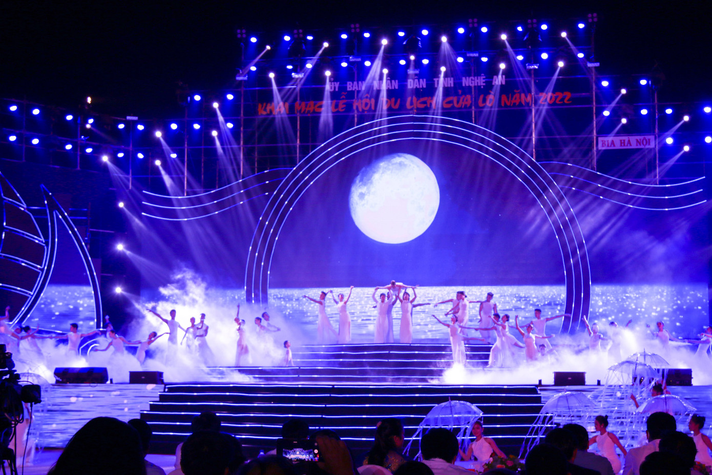 Sân khấu hoành tráng, chương trình văn nghệ đặc sắc trong Lễ khai mạc du lịch biển Cửa Lò năm 2022. Sân khấu hoành tráng, chương trình văn nghệ đặc sắc trong Lễ khai mạc du lịch biển Cửa Lò năm 2022.