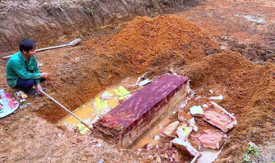 Ngôi mộ được an táng theo kiểu trong quan ngoài quách nghi đã được chôn cất hàng trăm năm. (Ảnh: Việt Cường/NTV). Ngôi mộ được an táng theo kiểu trong quan ngoài quách nghi đã được chôn cất hàng trăm năm. (Ảnh: Việt Cường/NTV).