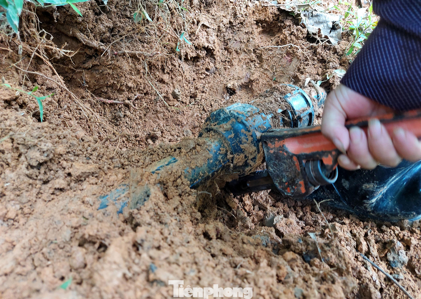 Theo thầy Lâm, trung bình mỗi năm giáo viên của trường phải hơn 10 lần đi sửa đường ống nước. Đặc biệt sau mỗi lần mưa lũ, có thời điểm vừa sửa xong chưa được 1 tuần nước lại bị mất. “Sửa chữa thì nó cũng đơn giản, anh em quen rồi. Nhưng khó là mình phải đi tìm vị trí bị vỡ, có khi đá trôi vào đường ống làm tắc nghẽn một đoạn dài, phải tìm cách để khơi thông nó”, thầy Lâm nói. Theo thầy Lâm, trung bình mỗi năm giáo viên của trường phải hơn 10 lần đi sửa đường ống nước. Đặc biệt sau mỗi lần mưa lũ, có thời điểm vừa sửa xong chưa được 1 tuần nước lại bị mất. “Sửa chữa thì nó cũng đơn giản, anh em quen rồi. Nhưng khó là mình phải đi tìm vị trí bị vỡ, có khi đá trôi vào đường ống làm tắc nghẽn một đoạn dài, phải tìm cách để khơi thông nó”, thầy Lâm nói.