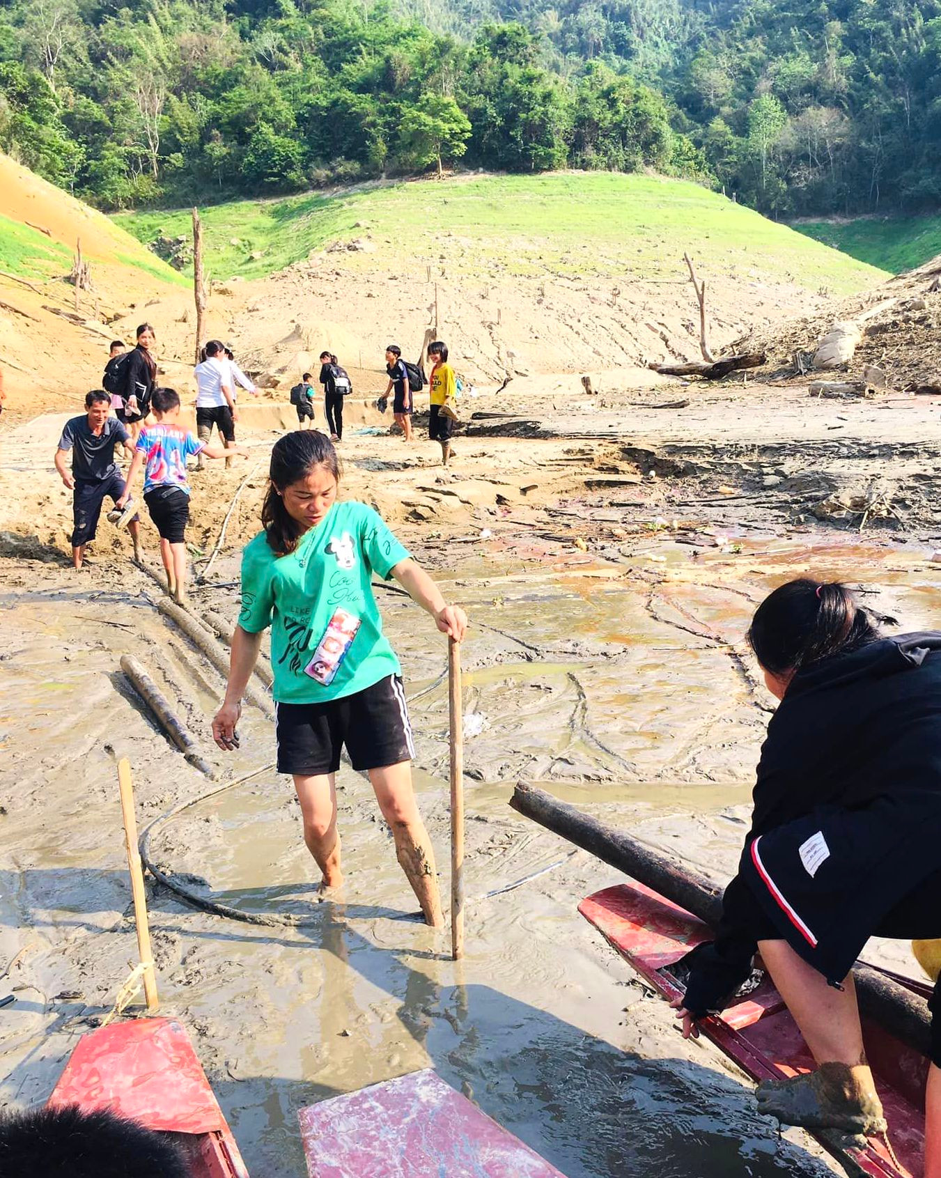 Để đi được vào trung tâm xã Hữu Khuông (huyện Tương Dương, Nghệ An), người dân phải đi thuyền qua lòng hồ Thủy điện Bản Vẽ. Tuy nhiên khi nước rút cạn, thuyền không vào được tận nơi nên bà con dân bản phải lội bộ dưới lớp bùn đất để ra bến thuyền.