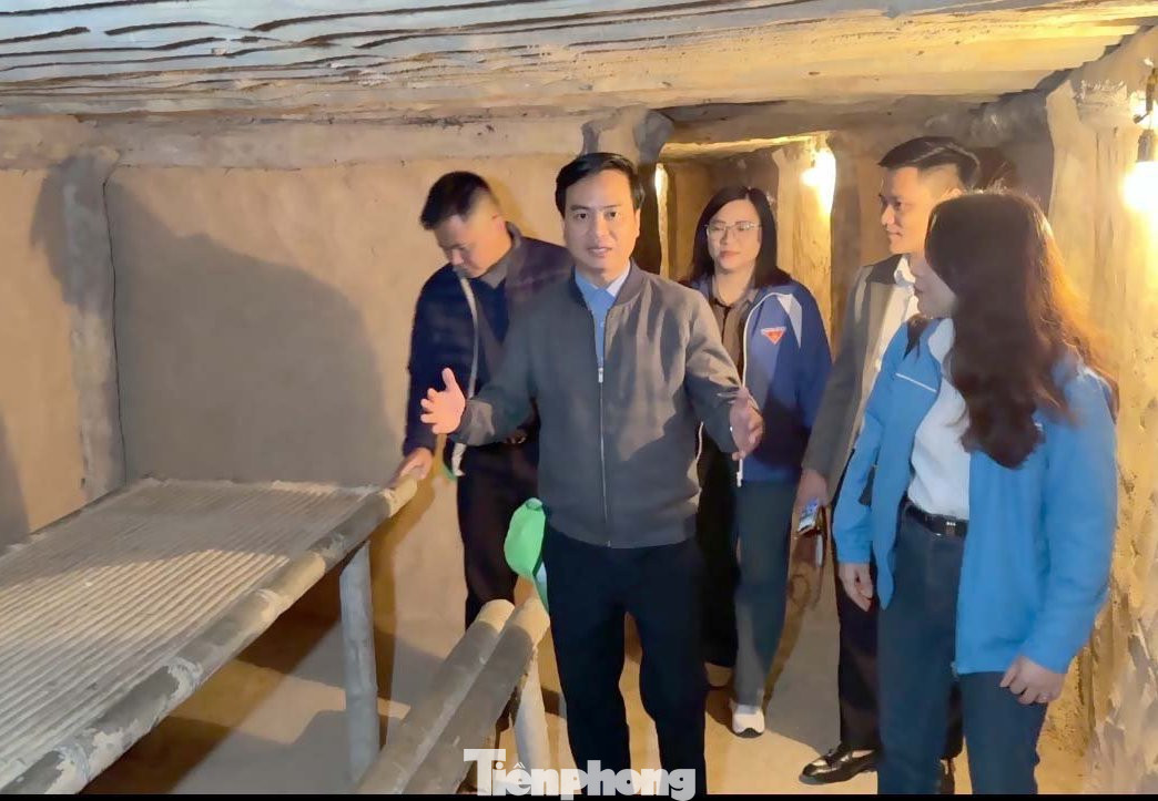 Đoàn tham quan hầm xuyên núi trong Sở Chỉ huy.