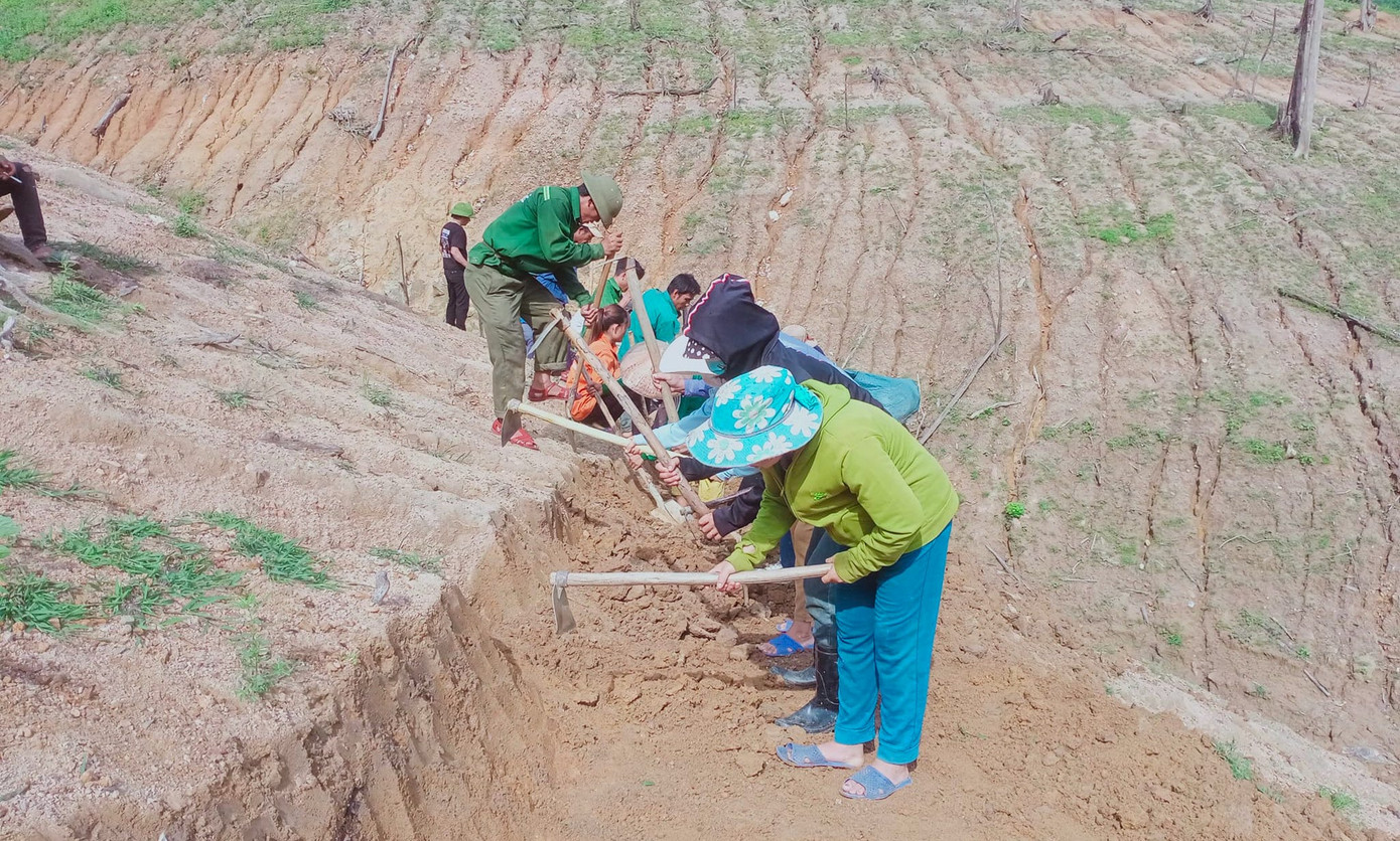 Con đường được tu sửa dài 2km và đào mới 150m đường ven núi. Con đường được tu sửa dài 2km và đào mới 150m đường ven núi.