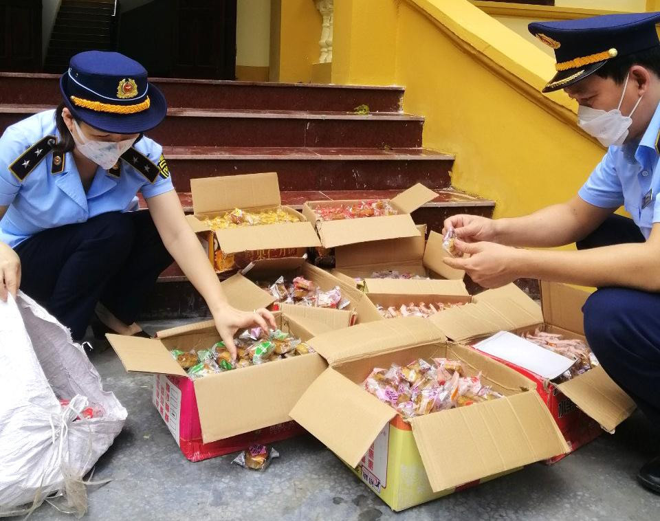 Thu giữ nhiều bánh trung thu không rõ nguồn gốc, bột nguyên liệu làm bánh quá hạn sử dụng Thu giữ nhiều bánh trung thu không rõ nguồn gốc, bột nguyên liệu làm bánh quá hạn sử dụng