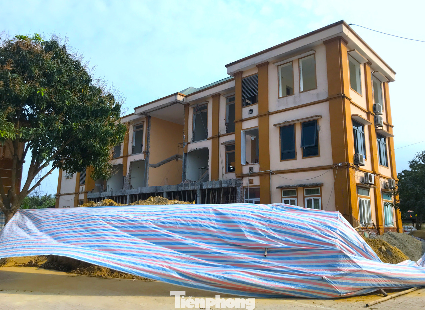 Cuối năm 2021, dự án cải cải tạo, nâng cấp khuôn viên trụ sở làm việc xã Hưng Hòa được UBND TP. Vinh phê duyệt với số vốn đầu tư 6 tỉ đồng.