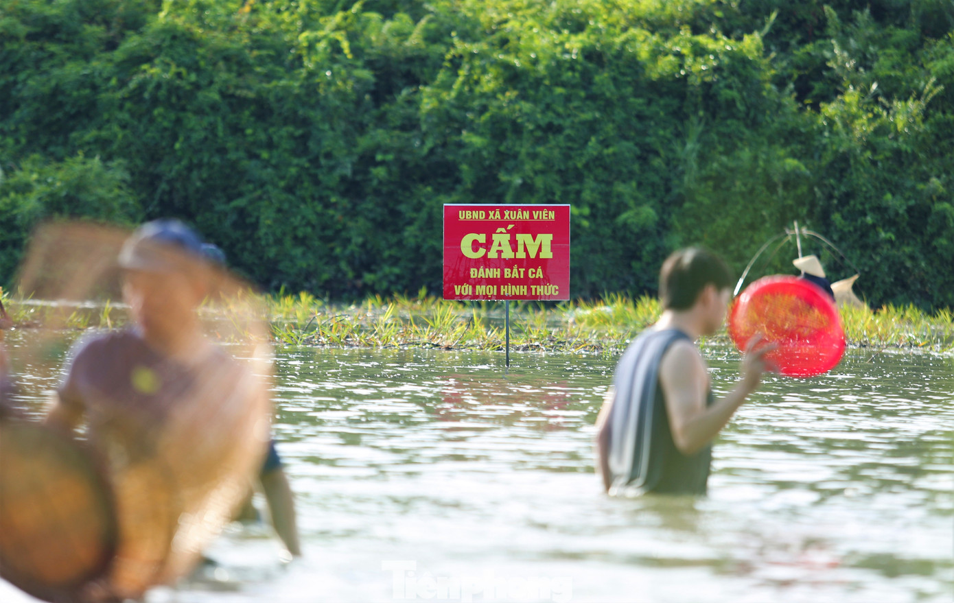 Người dân địa phương cho biết đầm Vực Rào rộng khoảng 30ha, ngày thường họ không được bắt cá tại đầm. Dân làng sẽ cắt cử người trông giữ và chỉ cho đánh bắt vào ngày hội được tổ chức mỗi năm một lần.