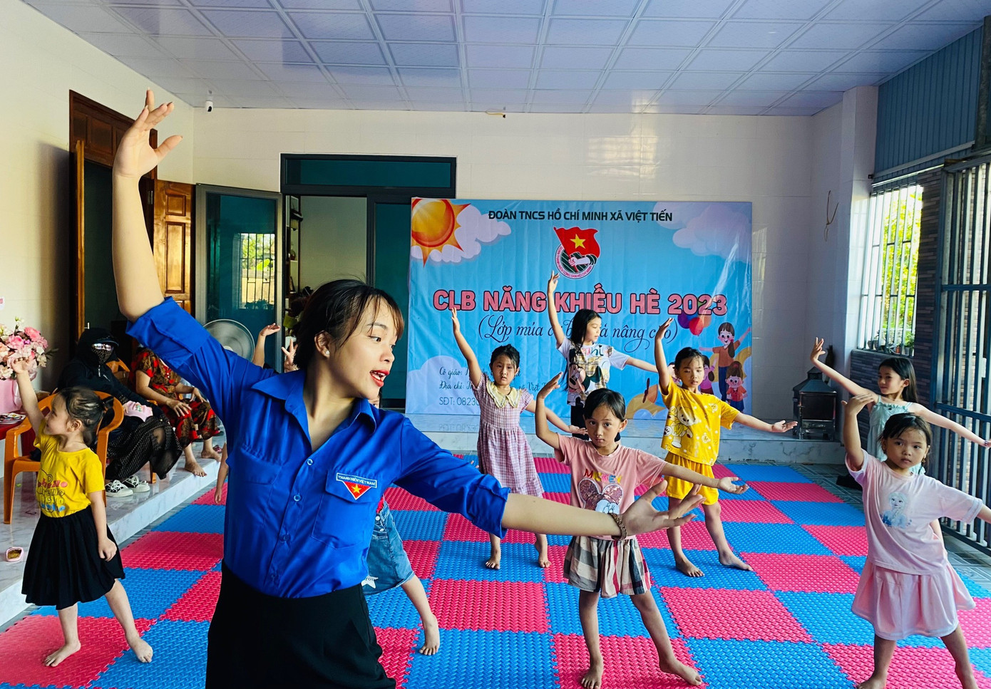 Đoàn xã Việt Tiến (huyện Thạch Hà) còn tổ chức các lớp năng khiếu hè như múa, vẽ tranh cho thiếu niên nhi đồng.