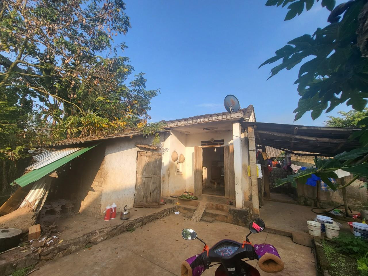 Ngôi nhà cũ của gia đình cựu TNXP Phạm Xuân Sinh. Ngôi nhà cũ của gia đình cựu TNXP Phạm Xuân Sinh.