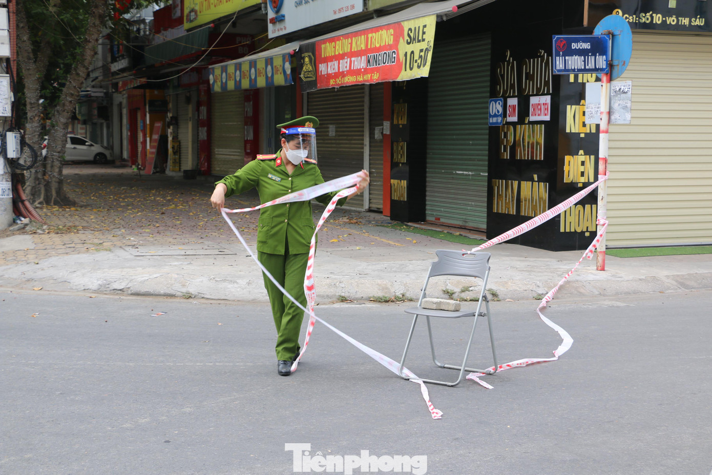 Nữ Trung tá Lê Thị Xuân Thủy (Phòng PC05) đang căng dây kiểm soát tại chốt số 28 đường Hải Thượng Lãn Ông giao đường Hà Huy Tập.