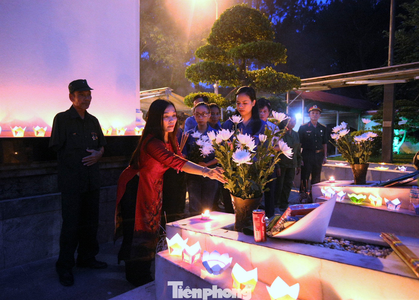 Bà Nguyễn Thị Hà Tân - Phó trưởng ban Thường trực Ban Tuyên giáo Tỉnh ủy Hà Tĩnh và chị Nguyễn Ny Hương - Bí thư Tỉnh Đoàn cùng các cựu thanh niên xung phong, thế hệ trẻ đã dâng lẵng hoa, nén tâm hương với lòng thành kính, tri ân 10 nữ Anh hùng liệt sỹ TNXP hy sinh tại Ngã ba Đồng Lộc.