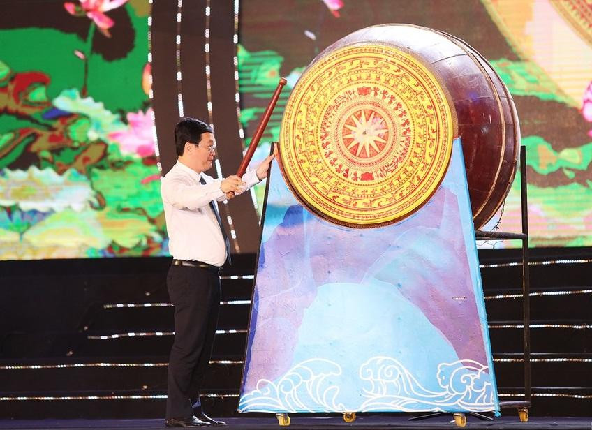 Chủ tịch UBND tỉnh Nghệ An Nguyễn Đức Trung đánh trống khai hội du lịch biển Cửa Lò 2022. Chủ tịch UBND tỉnh Nghệ An Nguyễn Đức Trung đánh trống khai hội du lịch biển Cửa Lò 2022.
