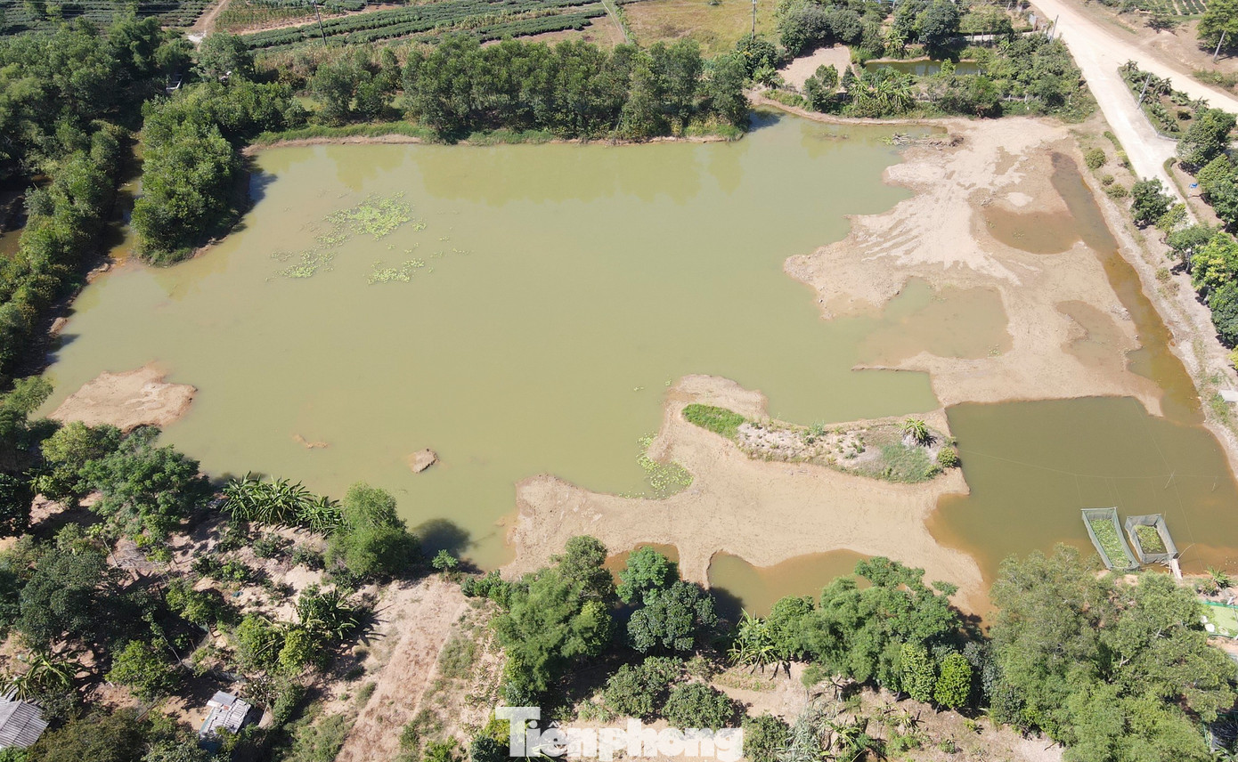 Đập Khe Bắc có dung tích 4.000 khối nước, được Xí nghiệp chè 20/4 đắp lên hàng chục năm trước để phục vụ tưới tiêu cho chè song lượng nước dần cạn kiệt, nhiều vị trí khô cạn, nứt nẻ.