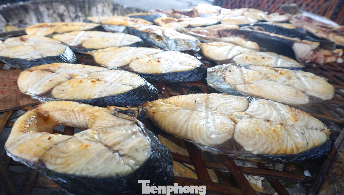 Tết Nguyên đán là thời điểm nhộn nhịp nhất của những người thợ nướng cá nơi đây. Chị Hoàng Thị Hậu - chủ cơ sở kinh doanh hải sản tại phường Nghi Thủy (thị xã Cửa Lò) cho biết, trung bình mỗi ngày cơ sở của chị bán ra thị trường gần 2 tấn cá dịp Tết Nguyên Đán. Cá thu nướng Cửa Lò đã khẳng định được thương hiệu nên chủ yếu được bỏ mối cho khách quen. Tết Nguyên đán là thời điểm nhộn nhịp nhất của những người thợ nướng cá nơi đây. Chị Hoàng Thị Hậu - chủ cơ sở kinh doanh hải sản tại phường Nghi Thủy (thị xã Cửa Lò) cho biết, trung bình mỗi ngày cơ sở của chị bán ra thị trường gần 2 tấn cá dịp Tết Nguyên Đán. Cá thu nướng Cửa Lò đã khẳng định được thương hiệu nên chủ yếu được bỏ mối cho khách quen.