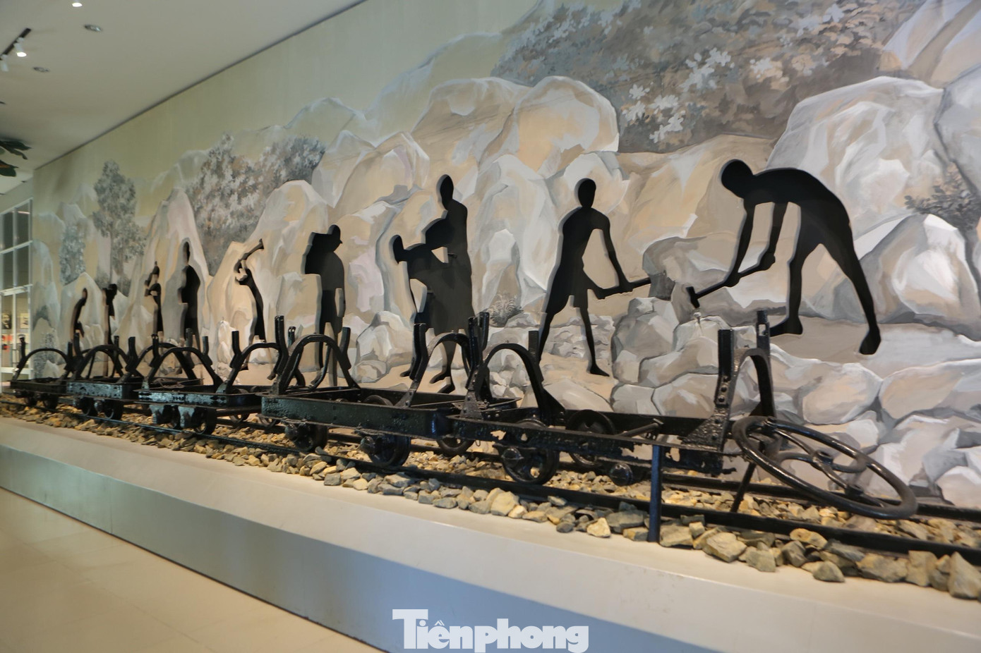 Hiện vật xe goòng được lưu giữ tại bảo tàng Côn Đảo. Khoảng năm 1930, thực dân Pháp thiết kế đường ray sắt rộng độ 60cm xuất phát từ sở Bản Chế (nay là đầu đường Lê Hồng Phong) chia ra làm 2 nhánh. Một nhánh đến sở Đá dưới chân núi Chúa (nay là đường Phan Châu Trinh), một nhánh đến sở Củi (nay là đường Võ Thị Sáu)...