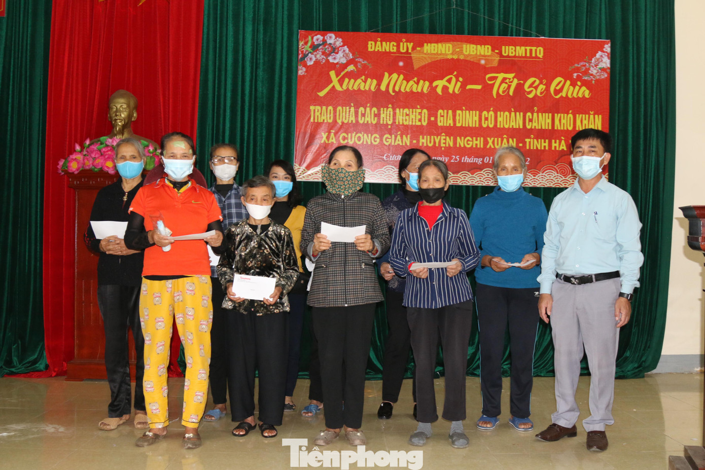 Trước đó, báo Tiền Phong đã trao 50 triệu đồng do Quỹ Vì Tầm vóc Việt, Ngân hàng TMCP Bắc Á và Tập đoàn TH hỗ trợ các cựu TNXP tỉnh Nghệ An; tổ chức trao quà cho người nghèo tại 2 huyện biên giới Kỳ Sơn, Quế Phong (Nghệ An) với tổng trị giá hơn 400 triệu đồng. Trước đó, báo Tiền Phong đã trao 50 triệu đồng do Quỹ Vì Tầm vóc Việt, Ngân hàng TMCP Bắc Á và Tập đoàn TH hỗ trợ các cựu TNXP tỉnh Nghệ An; tổ chức trao quà cho người nghèo tại 2 huyện biên giới Kỳ Sơn, Quế Phong (Nghệ An) với tổng trị giá hơn 400 triệu đồng.