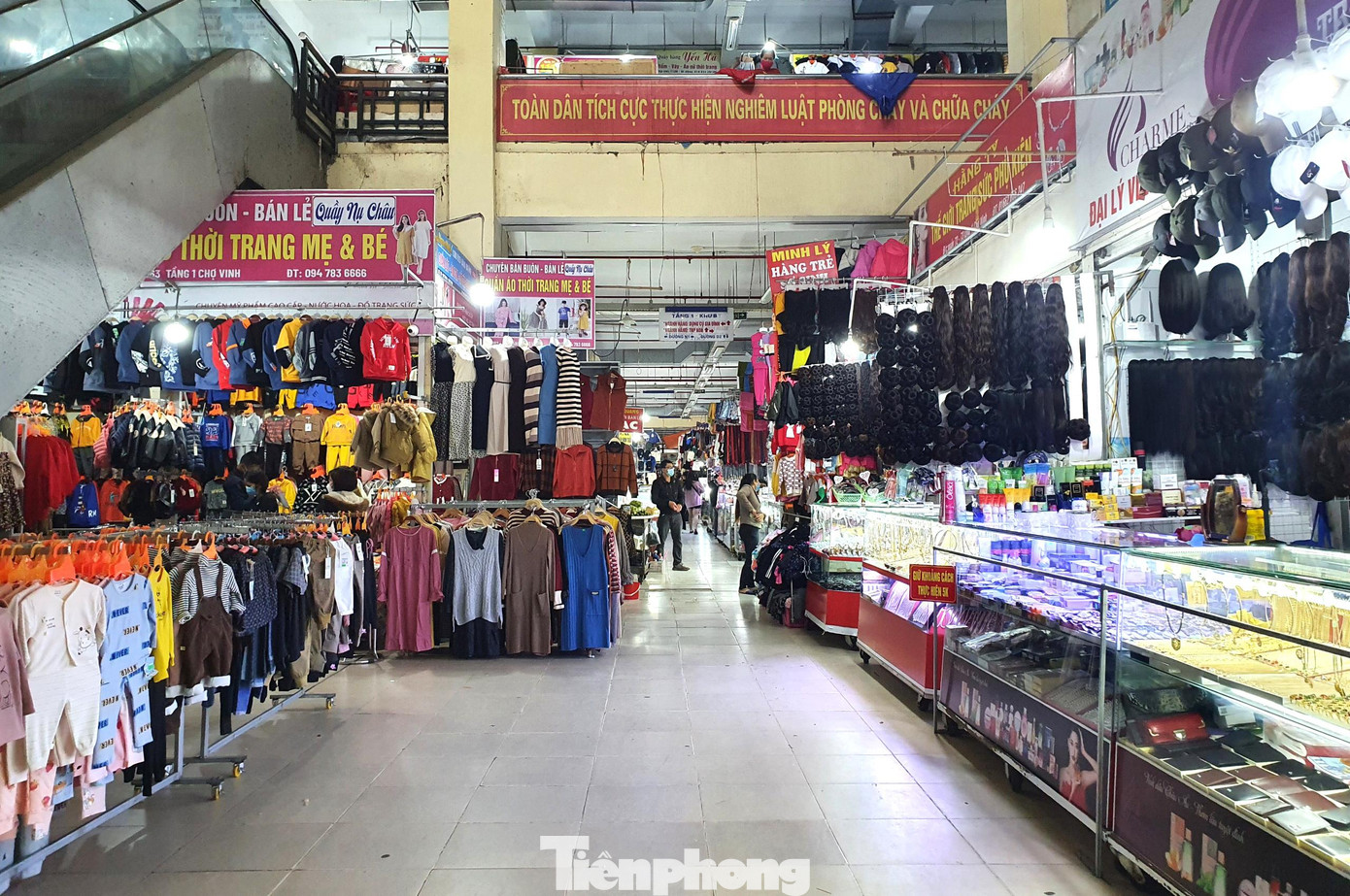 Tại khu vực đình chính chợ Vinh, các mặt hàng thường được ưu tiên mua sắm nhiều vào dịp cuối năm như: đèn nháy, đèn led trang trí, hoa lụa, hoa khô; đồ gỗ mỹ nghệ; đồ dùng gia dụng… thì năm nay đều rơi vào cảnh ế ẩm.