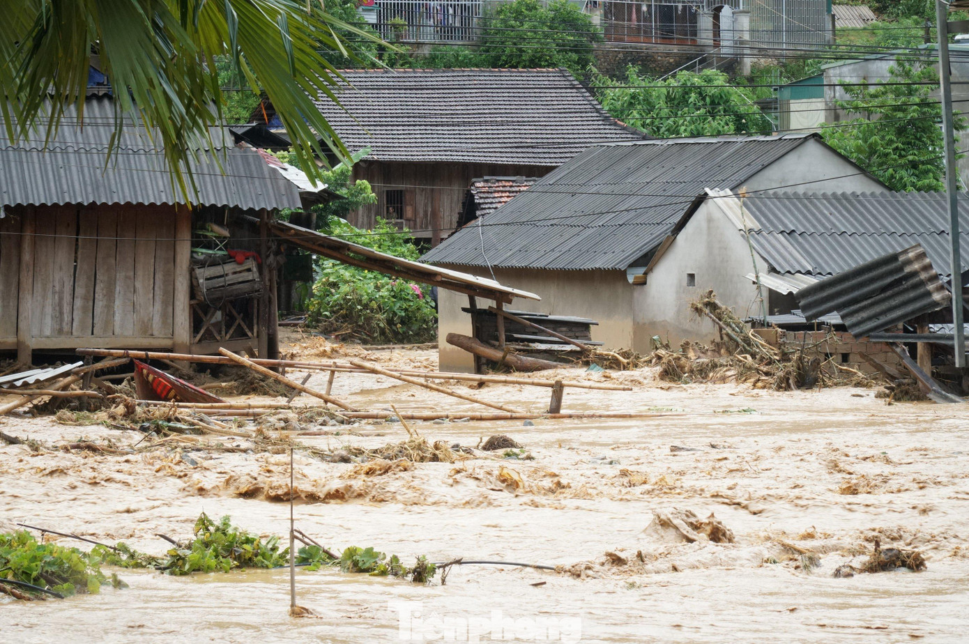 Lũ bất ngờ ập đến Tà Cạ và thị trấn Mường Xén (Kỳ Sơn, Nghệ An).