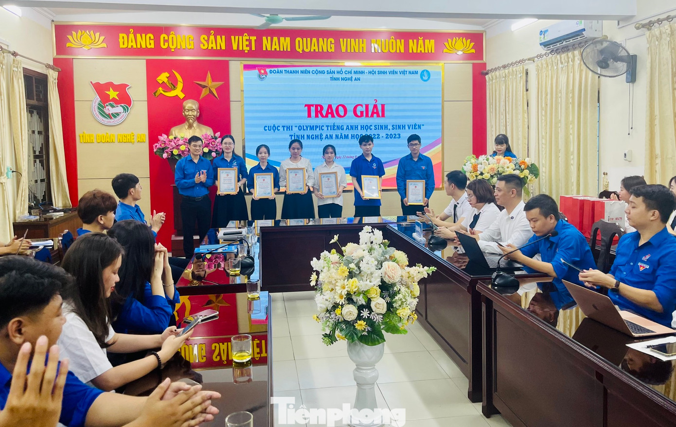 Khen thưởng cho các cá nhân, tập thể có thành tích xuất sắc trong công tác Đoàn và Phong trào thanh niên trường học; công tác Hội và phong trào Sinh viên cùng các cá nhân xuất sắc trong các cuộc thi.