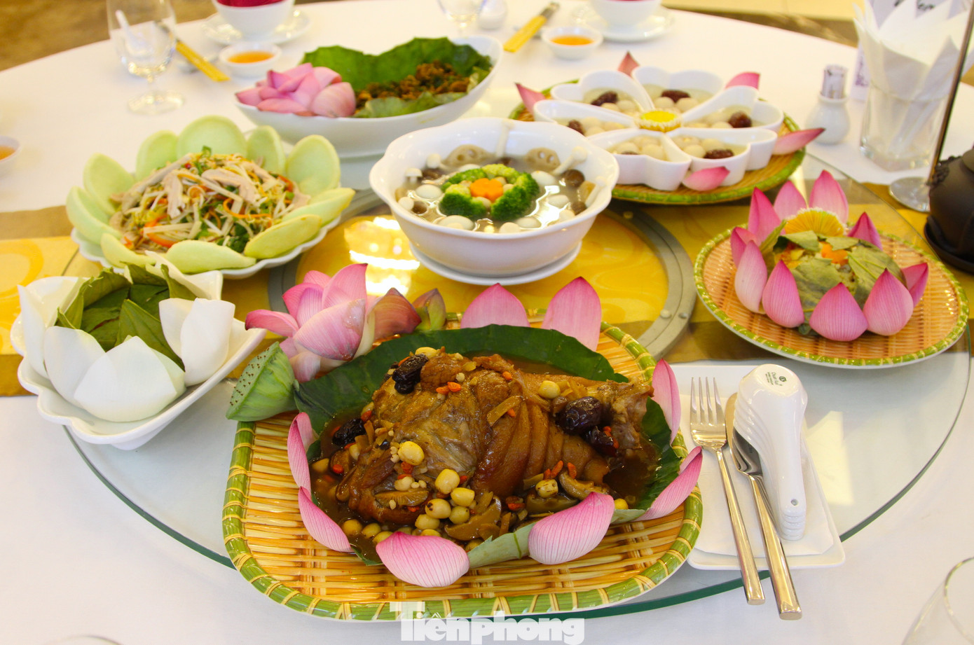 Những món ăn sau khi hoàn thiện được trang trí đẹp mắt.