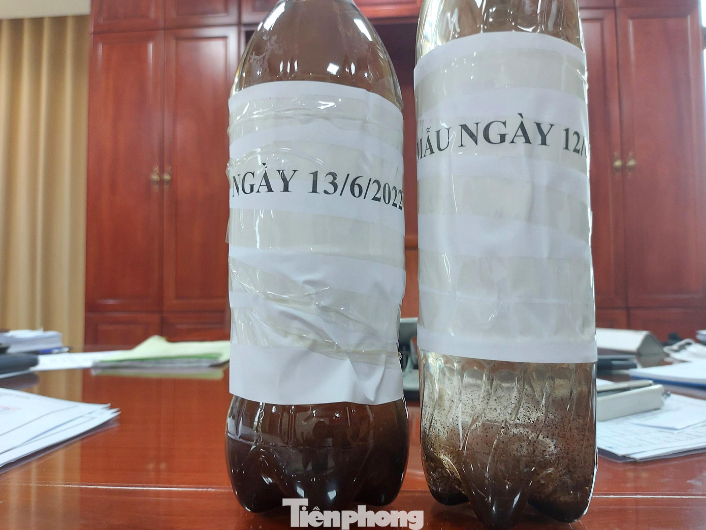 Những mẫu nước được lấy để xét nghiệm có màu đục ngầu