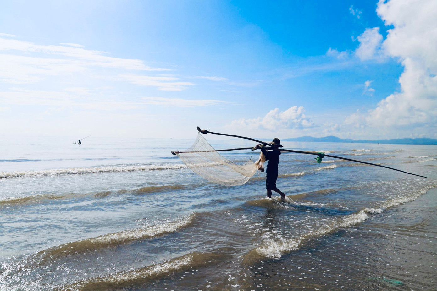 Ông Lê Văn Thông, Chủ tịch UBND xã Diễn Kim cho biết, địa phương có thế mạnh về khai thác hải sản vùng lộng từ hàng chục năm qua. Nghề khai thác hải sản vùng lộng của ngư dân các làng biển đã tạo công ăn, việc làm ổn định cho hàng ngàn người dân trên địa bàn. Đặc biệt, nghề chế biến mắm ruốc và nguồn ruốc khô của địa bàn nổi tiếng nhiều năm qua và rất được thị trường trong tỉnh ưa chuộng. Hiện trên địa bàn xã có 2 cơ sở chế biến hải sản có khả năng mua hàng chục tấn ruốc cho bà con mỗi ngày. Thời gian tới, chúng tôi sẽ tiếp tục hỗ trợ, động viên bà con nhân dân bám biển, vươn khơi, phát triển và khẳng định thế mạnh kinh tế biển của địa phương ven biển.