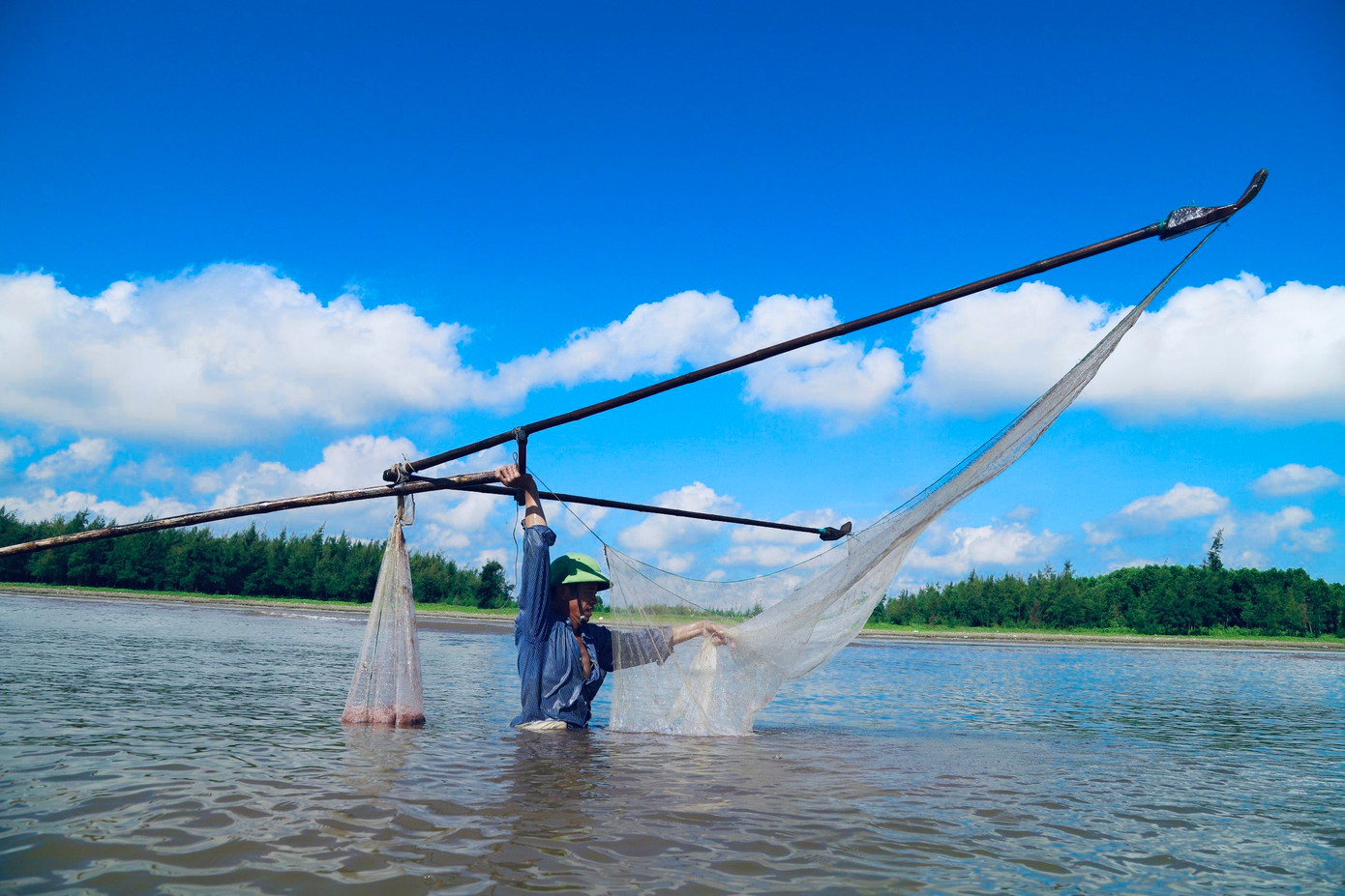 Vất vả, nhọc nhằn nhưng những ngư dân vùng bãi ngang Diễn Châu vẫn quyết tâm bám biển, mang về những mớ ruốc tươi ngon