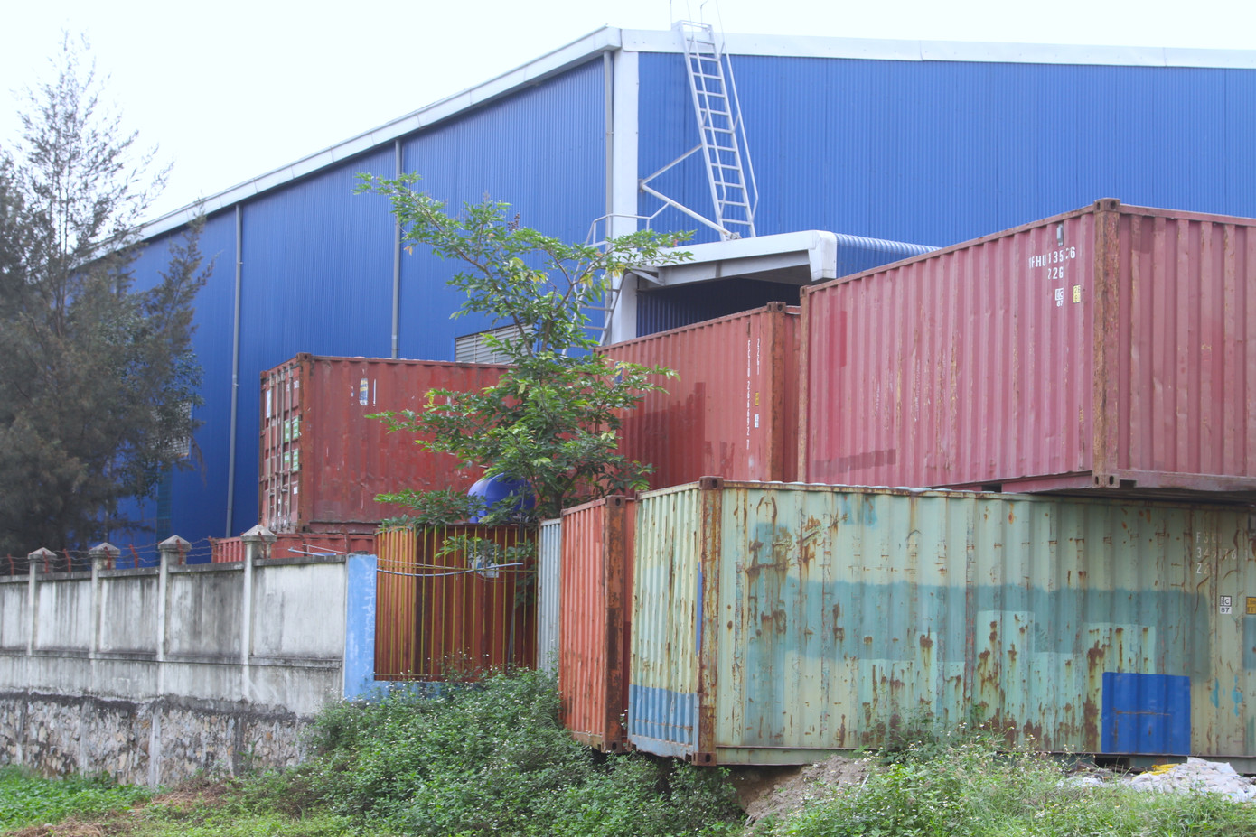 Ông Hậu thông tin, ngày 24/4, Thanh tra giao thông đã yêu cầu doanh nghiệp di dời toàn bộ số container ra khỏi hành lang an toàn giao thông và cam kết không được tái phạm. Nếu còn tái phạm phía Đội Thanh tra giao thông khu vực 1 sẽ xử lý theo quy định.