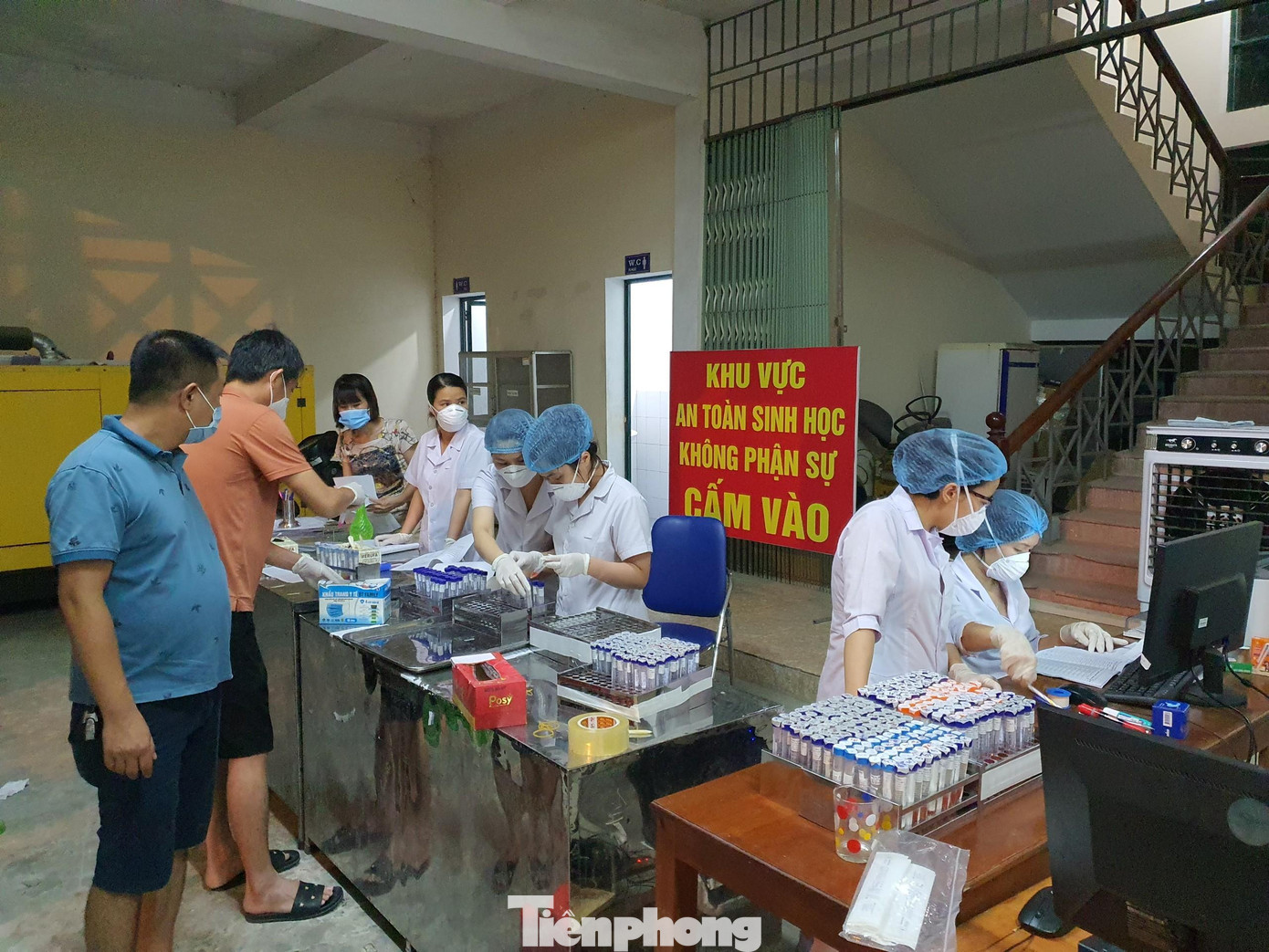 Tại đầu mối Trung tâm kiểm soát bệnh tật tỉnh Nghệ An, cán bộ, nhân viên y tế cũng có một đêm không ngủ khi các mẫu xét nghiệm sẽ được chuyển về đây. Tại đầu mối Trung tâm kiểm soát bệnh tật tỉnh Nghệ An, cán bộ, nhân viên y tế cũng có một đêm không ngủ khi các mẫu xét nghiệm sẽ được chuyển về đây.