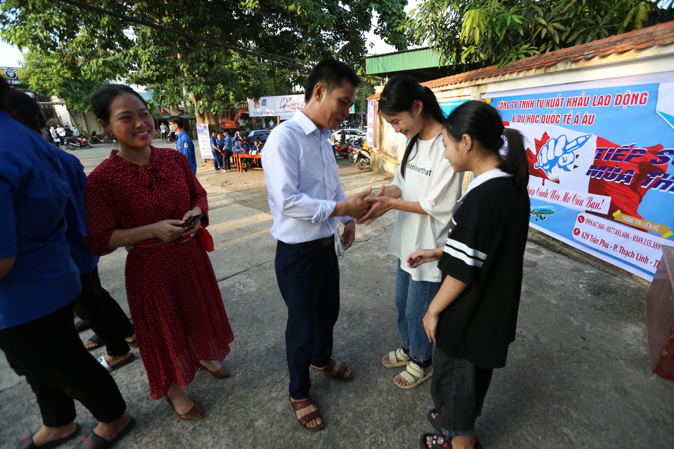 Những cái bắt tay động viên của người thân và bạn bè với vị trưởng thôn tham gia kỳ thi.