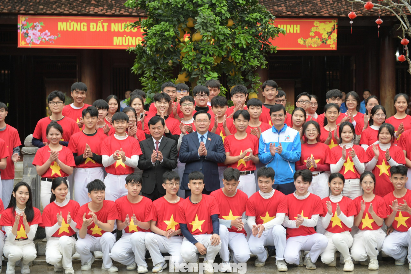 Chủ tịch Quốc hội Vương Đình Huệ cùng Đoàn công tác chụp ảnh lưu niệm cùng đoàn viên, thanh niên.