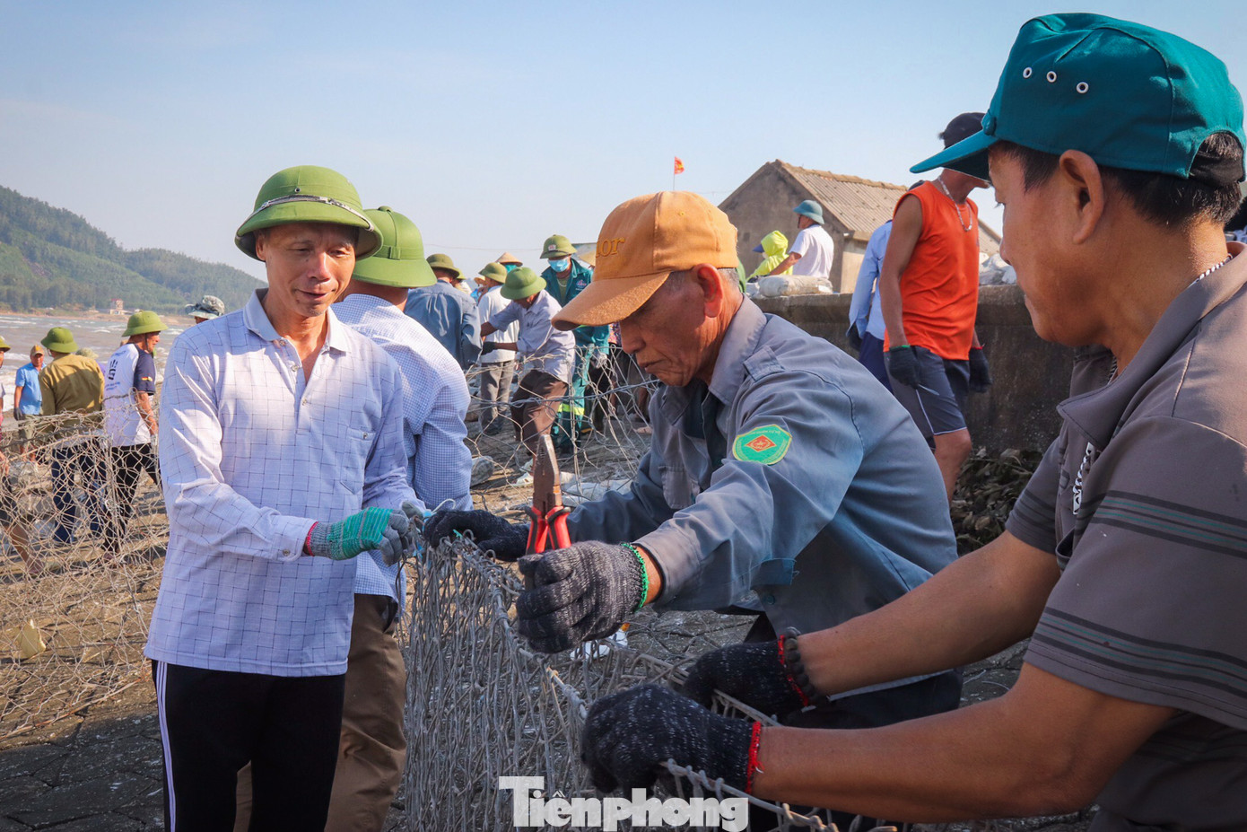 Cuối tháng 10/2022, chính quyền địa phương cùng hàng trăm người dân làm rọ đá gia cố bờ kè song đây là biện pháp tạm thời.