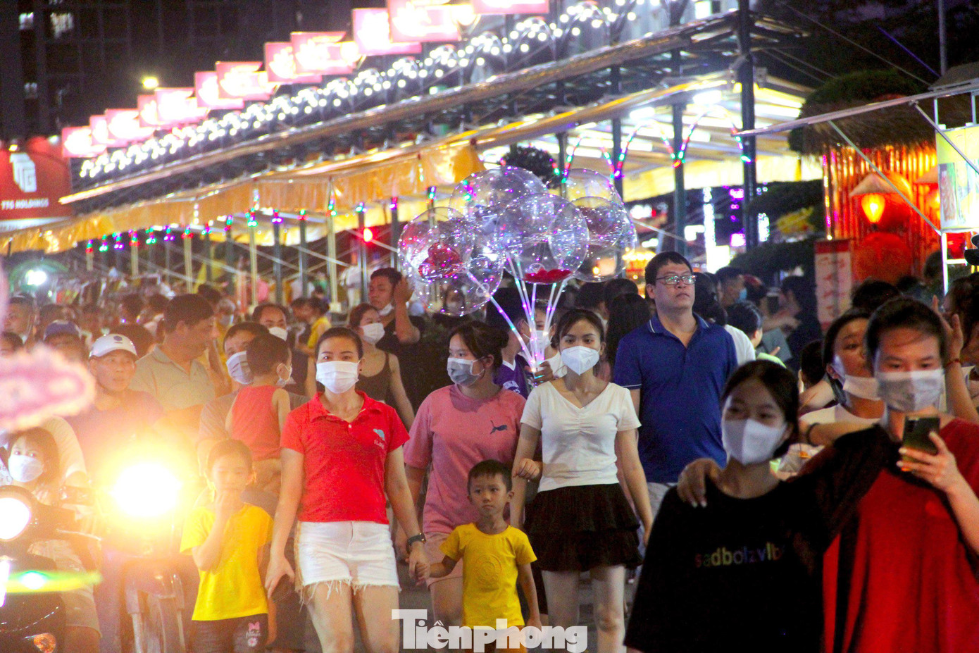 Ngay trong những đêm đầu quay trở lại, phố đêm duy nhất ở thành Vinh đã thu hút nhiều người dân, du khách tới vui chơi, trải nghiệm.