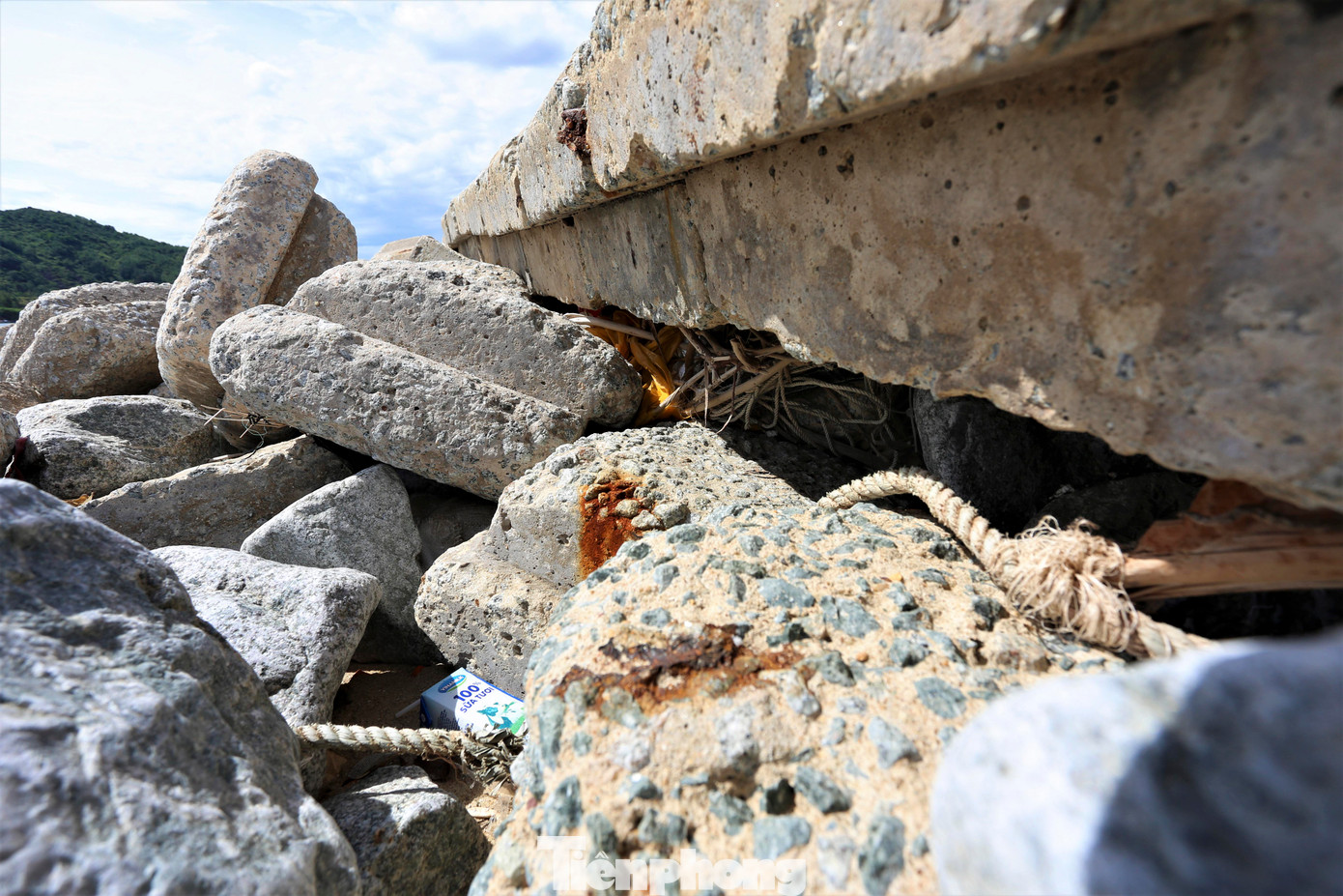 Bờ kè gãy sụp từng mảng, ngổn ngang trước mùa mưa bão khiến người dân địa phương bất an, lo lắng.