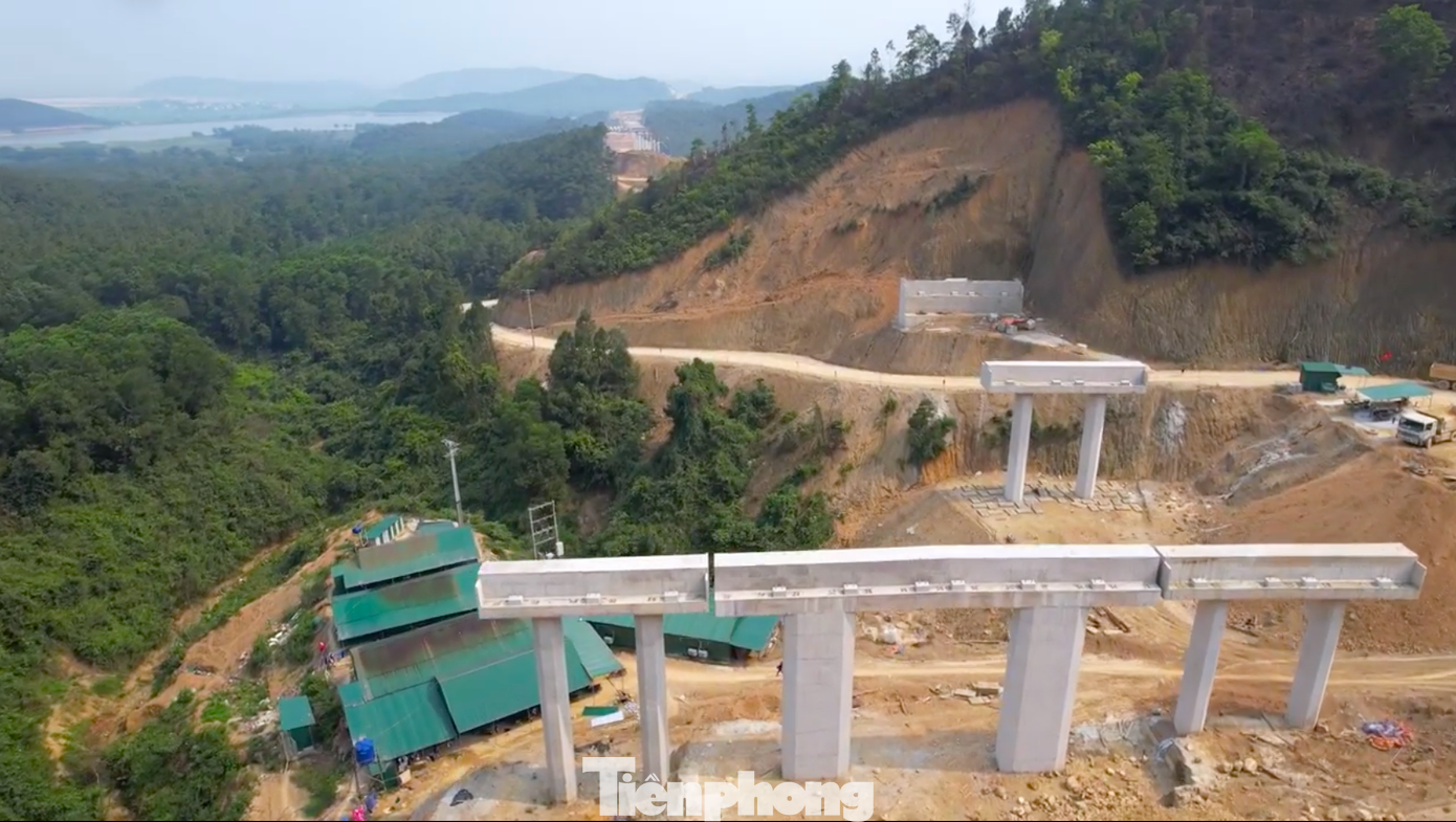 Tương tự, tại đoạn cầu vượt Diễn Đoài (thuộc gói thầu XL03, nằm trên địa bàn huyện Diễn Châu) cũng đang vướng mặt bằng và sự cản trở của người dân khiến nhà thầu không thể thi công do chưa đảm bảo các yêu cầu về tiến độ và công tác an toàn.