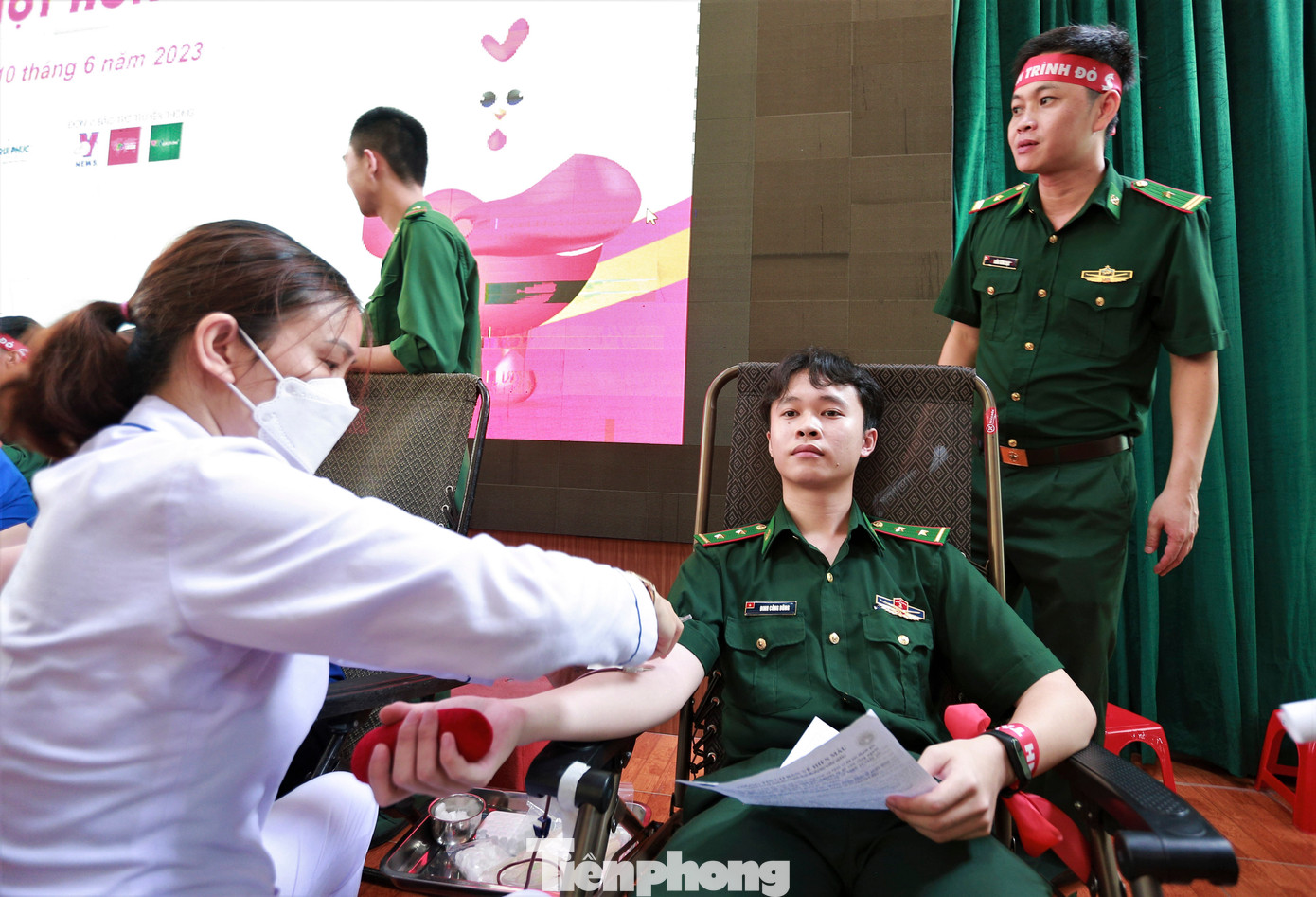 Rất đông lực lượng từ công an, biên phòng, đoàn viên thanh niên và các đơn vị đoàn thể đến hiến máu trong ngày hội.