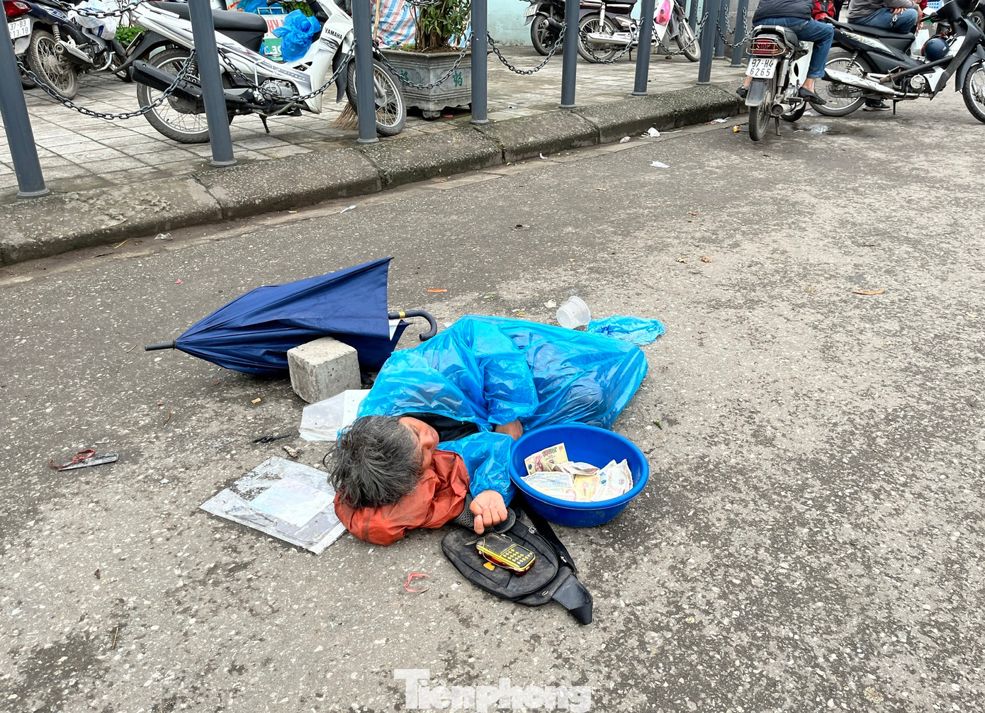 Một số người đến cổng các bệnh viện lớn trên địa bàn để nằm xin tiền người qua lại. Trong ảnh người phụ nữ này nằm trước cổng Bệnh viện Hữu nghị đa khoa Nghệ An. Một số người đến cổng các bệnh viện lớn trên địa bàn để nằm xin tiền người qua lại. Trong ảnh người phụ nữ này nằm trước cổng Bệnh viện Hữu nghị đa khoa Nghệ An.