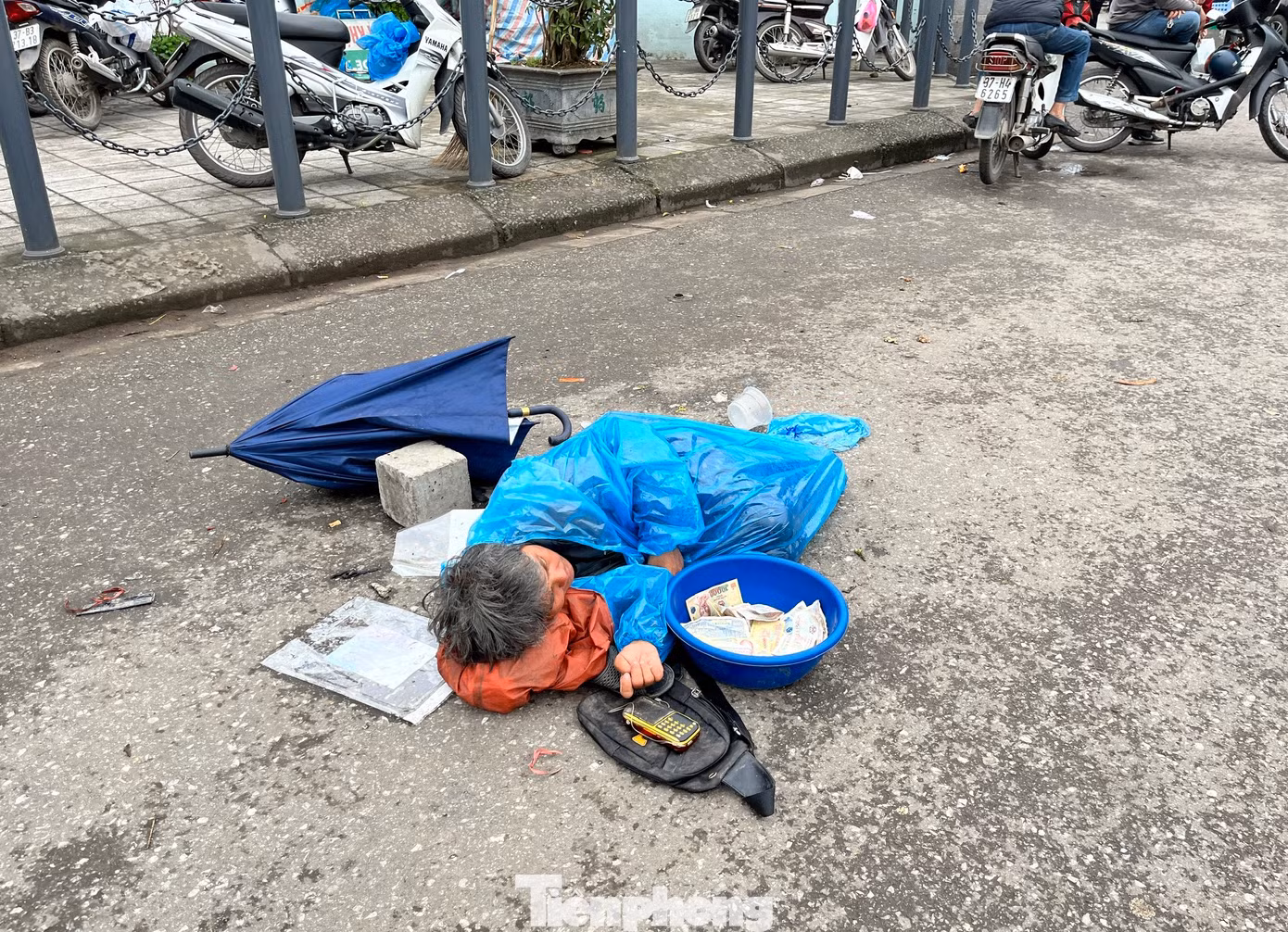 Một số người đến cổng các bệnh viện lớn trên địa bàn để nằm xin tiền người qua lại. Trong ảnh người phụ nữ này nằm trước cổng Bệnh viện Hữu nghị đa khoa Nghệ An. Một số người đến cổng các bệnh viện lớn trên địa bàn để nằm xin tiền người qua lại. Trong ảnh người phụ nữ này nằm trước cổng Bệnh viện Hữu nghị đa khoa Nghệ An.