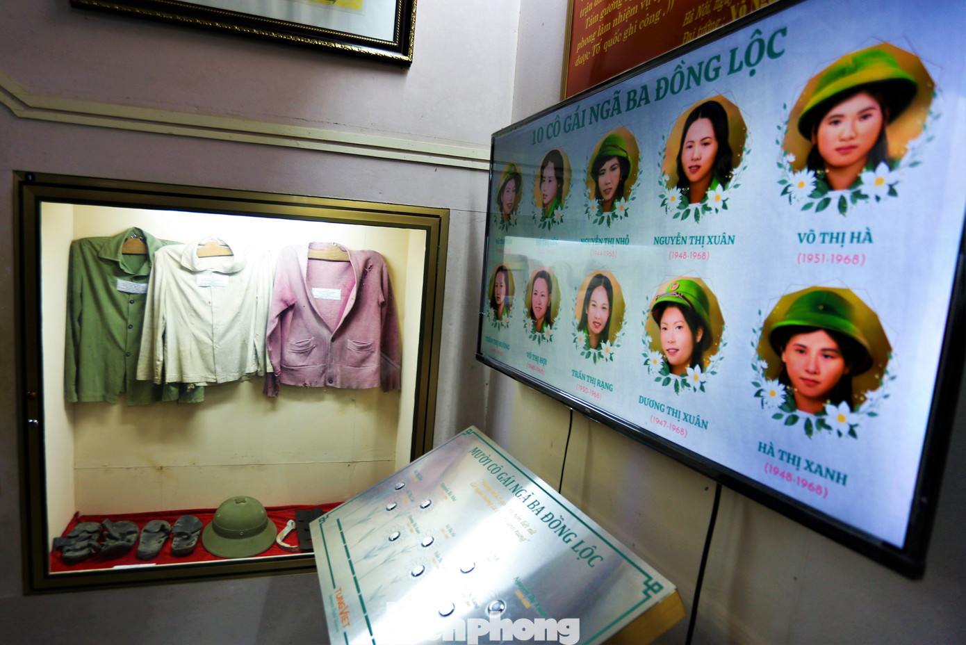 Để góp phần phục vụ tốt hơn nhu cầu du khách tham quan, tìm hiểu lịch sử, đồng thời số hóa di tích trong bối cảnh chuyển đổi số hiện nay, tháng 1, một công ty ở TP Hồ Chí Minh đã trao tặng hệ thống thiết bị chuyển đổi số được ứng dụng tại không gian nhà truyền thống thuộc Khu di tích Ngã ba Đồng Lộc. Trong ảnh là hệ thống trình chiếu thông tin bằng nút bấm được lập trình nội dung giới thiệu tiểu sử, cuộc đời của 10 nữ TNXP Ngã ba Đồng Lộc.