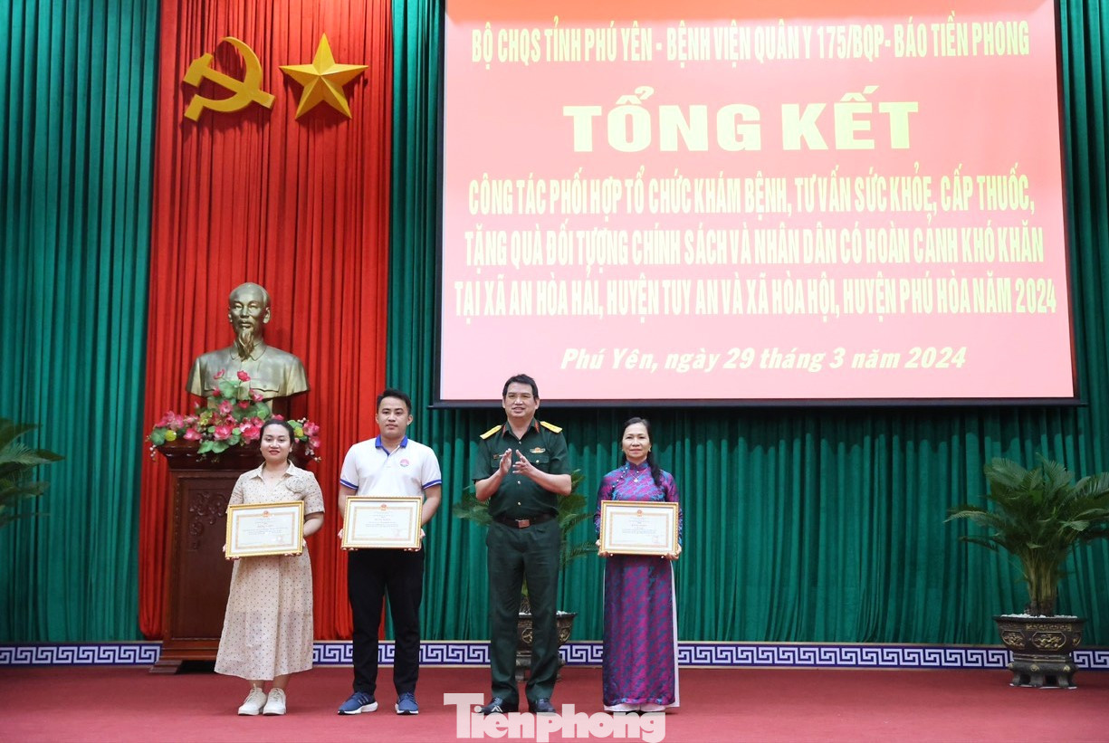 UBND tỉnh Phú Yên và Bệnh viện Quân y 175 trao Bằng khen tặng các tập thể, cá nhân có nhiều đóng góp trong chương trình thăm khám, tư vấn sức khỏe, phát thuốc và trao quà cho gia đình chính sách. UBND tỉnh Phú Yên và Bệnh viện Quân y 175 trao Bằng khen tặng các tập thể, cá nhân có nhiều đóng góp trong chương trình thăm khám, tư vấn sức khỏe, phát thuốc và trao quà cho gia đình chính sách.